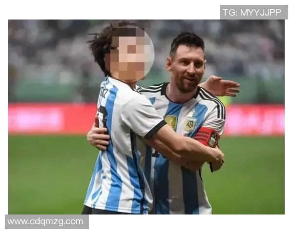 狂热球迷冲入足球场与球星热情拥抱瞬间定格成美好回忆